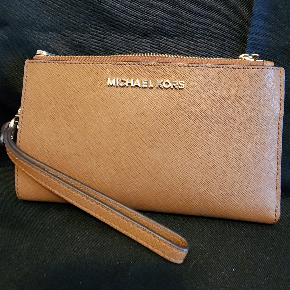 Michael kors wristlet
